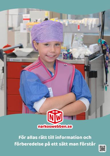 En flicka klädd i operationskläder står med armarna i kors framför ett bord fyllt med saker som används på en operationssal.