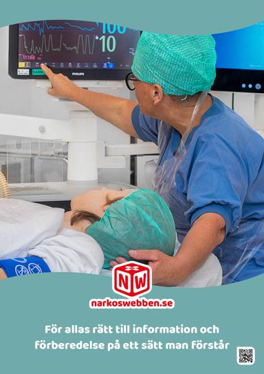 En sjuksköterska sitter bakom ett operationsbord där en patient ligger. Patienten och sjuksköterskan tittar på siffror på övervakningsutrustningen.