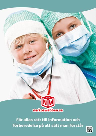 En pojke och en flicka iklädda mössor och munskydd tittar in i kameran. Pojken har ett rött stetoskop runt sin hals.