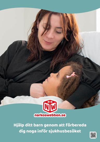 En flicka i en vit operationsskjorta ligger i en säng. Flickans mamma ligger bredvid. Flickan och mamman tittar på varann.