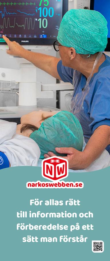 En sjuksköterska sitter bakom ett operationsbord där en patient ligger. Patienten och sjuksköterskan tittar på siffror på övervakningsutrustningen.