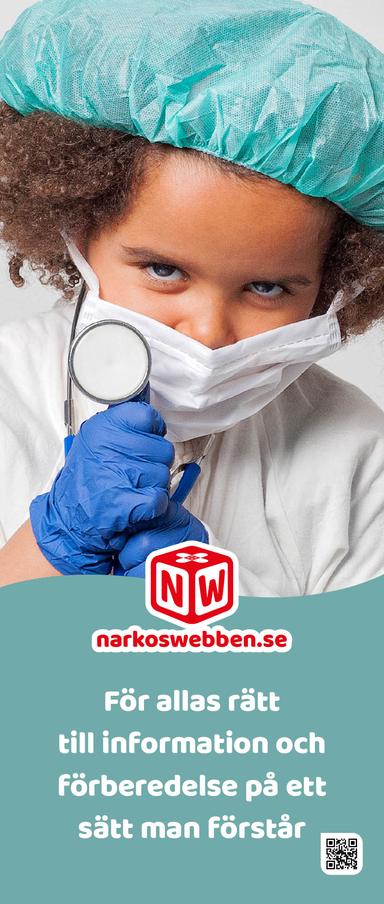 En flicka i en grön operationsmössa och ett vitt munskydd tittar djupt in i en sjuksköterskas ögon. Flickan har ett stetoskop i sina händer.