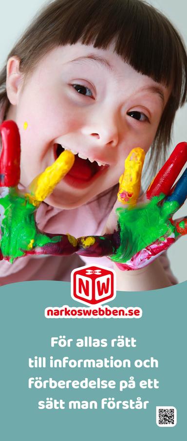 En flicka med många olika färger på händerna ser glad ut.
