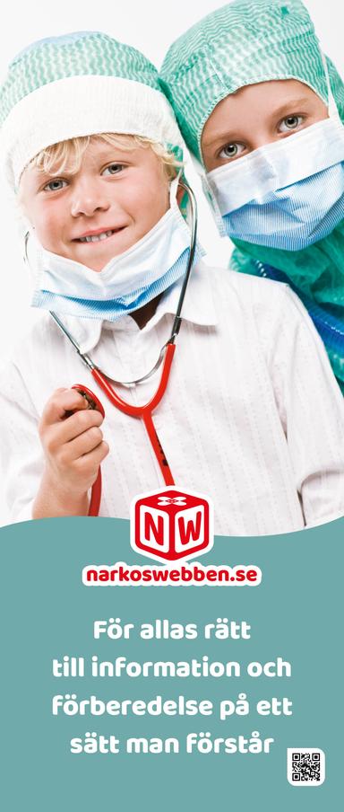 En pojke och en flicka iklädda mössor och munskydd tittar in i kameran. Pojken har ett rött stetoskop runt sin hals.