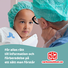 En flicka i en grön operationsmössa tittar djupt in i en sjuksköterskas ögon.