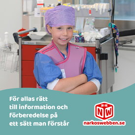 En flicka klädd i operationskläder står med armarna i kors framför ett bord fyllt med saker som används på en operationssal.