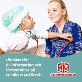 En pojke i grön operationsmössa lyssnar med ett stetoskop på en flickas hjärta.