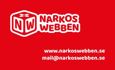 Rött visitkort med Narkoswebbens logotyp och kontaktuppgifter.