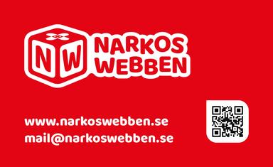 Rött visitkort med Narkoswebbens logotyp, kontaktuppgifter och QR-kod.